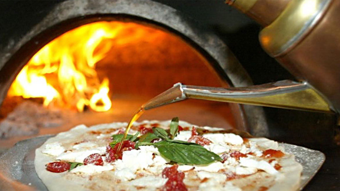 La-Piazzetta_Pizzaofen-Pizza-Oelkanne_1170x658px.jpg